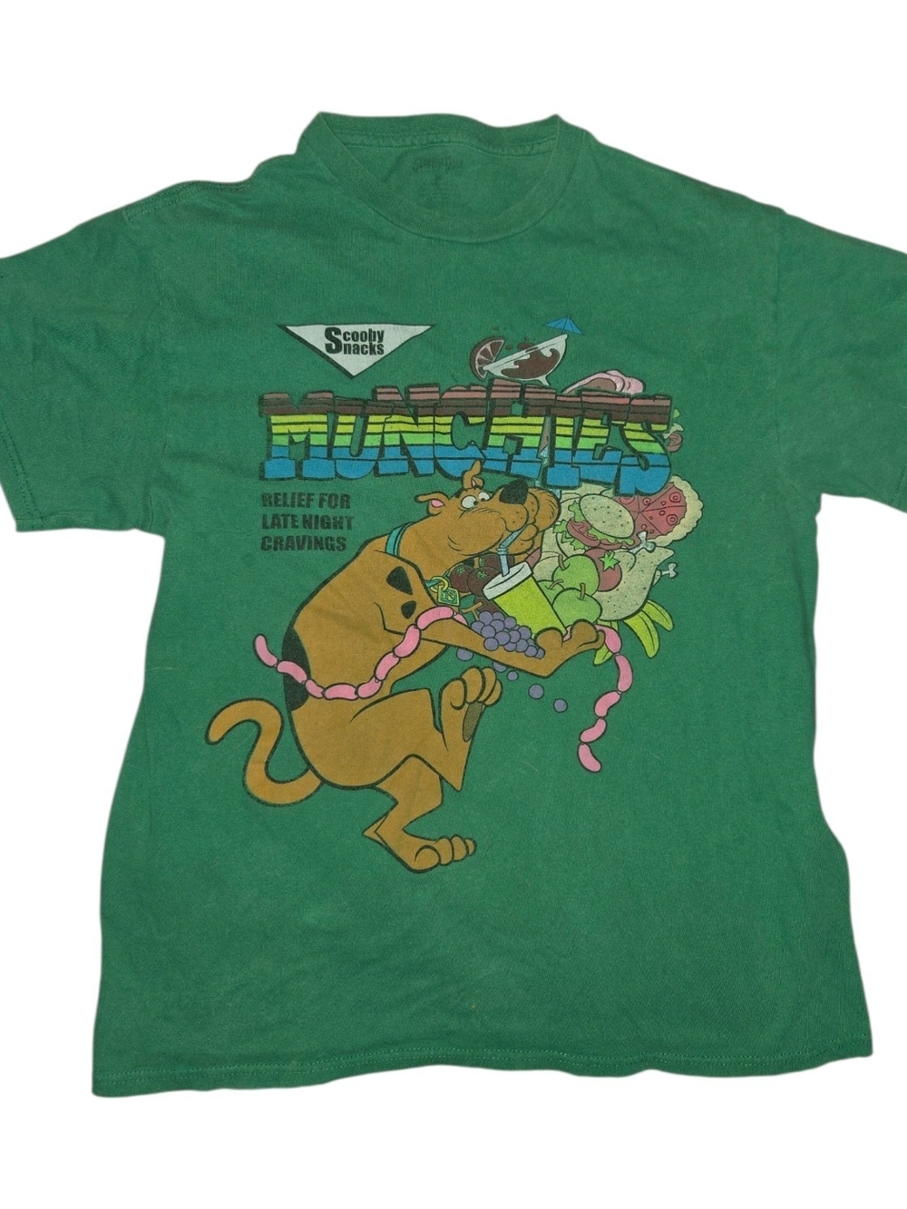 Scooby-Doo "Munchies" t-shirt features a graphic of Scooby-Doo eating snacks M